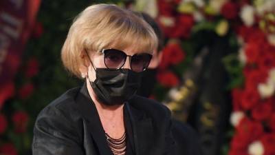 Юлия Меньшова - Владимир Меньшов - Вера Алентова - Сердце рвется на части: Алентова не сдержала слез у гроба Меньшова — видео - 5-tv.ru