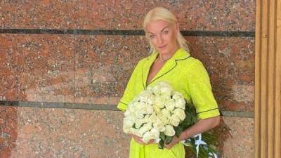 Анастасия Волочкова - «Смотрите не упадите»: Фанаты подняли на смех Волочкову из-за ее обуви - 5-tv.ru - Астрахань