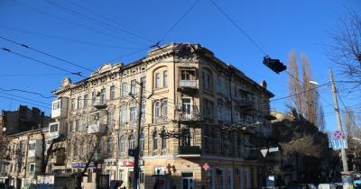 В центре Одессы карниз исторического дома упал на тротуар с прохожими (видео) - focus.ua - Украина - Одесса