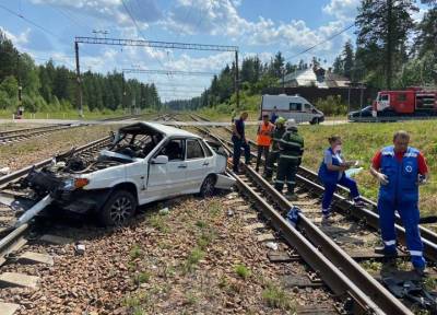 Три человека погибли в Ленобласти в ДТП с локомотивом на переезде - province.ru - Ленинградская обл.