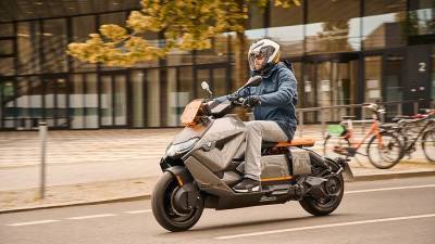 BMW выпустила электроскутер с запасом хода 130 км - iz.ru - Израиль