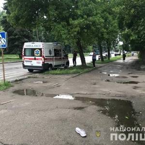 Потерял кроссовок, когда убегал: в Запорожье на женщину напали возле банкомата. Фото. Видео - reporter-ua.com - Запорожская обл. - Запорожье - Нападение