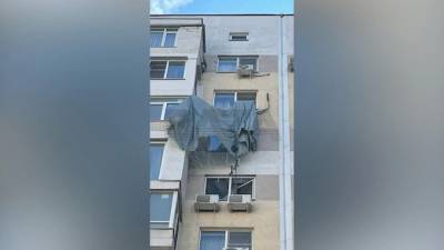 В Краснодаре парашютист приземлился на кондиционер жилого дома - piter.tv - Краснодар