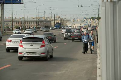 На Тучковом мосту три дня дорожная неразбериха из-за поломанного светофора - neva.today - Санкт-Петербург