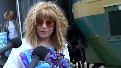 Сморщенные руки прячет под черными перчатками: Галкин показал, как Пугачева едва переставляет ноги - ukrainianwall.com - Украина