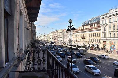 В центре Петербурга в потоке машин заметили мужчину на гироскутере с детской коляской (видео) - rosbalt.ru - Санкт-Петербург