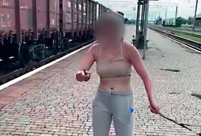 Неадекватная девушка устроила переполох на ж/д: бегала с ножом и порезала полицейского - politeka.net - Украина - Полтавская обл. - Миргород - Нападение