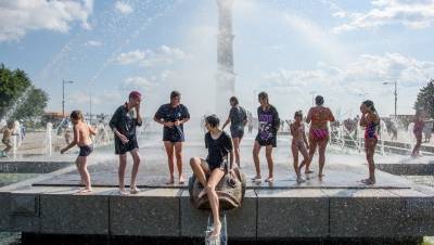 Александр Колесов - Неделя в африканском пекле: петербуржцев спасают фонтаны и Финский залив - dp.ru - Санкт-Петербург