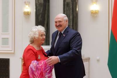 Александр Лукашенко - «Невероятно счастлива получить столь высокую награду». Гродненка Лариса Хатько удостоена звания «Заслуженный работник образования Республики Беларусь» - grodnonews.by - Белоруссия
