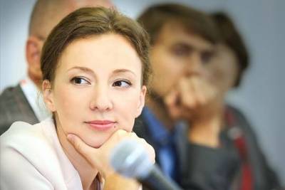 Анна Кузнецова - Кузнецова предложила повысить детские пособия до уровня средней зарплаты - versia.ru - Россия