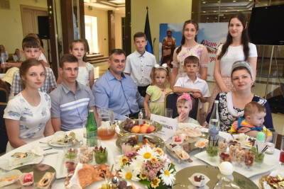 Денис Пушилин - Многодетные семьи ДНР получили награды из рук Главы - mk.ru - ДНР - Донецк