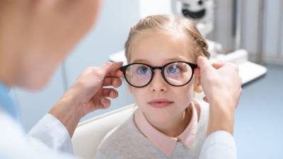Как наследственность влияет на развитие глазных болезней у детей и можно ли их вылечить? - 5-tv.ru