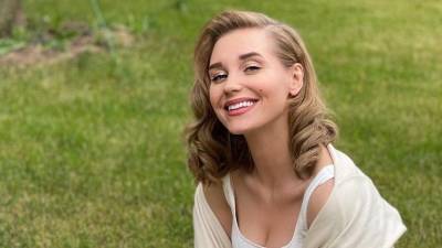 Кристина Асмус - «Королева лестниц»: Получившая травму Асмус показала, как передвигается на костылях - 5-tv.ru