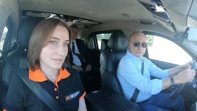 Владимир Путин - "Стыки немножко чувствуются": Путин проехал по ЦКАД за рулем "Ауруса" - vesti.ru - Россия - Московская обл.