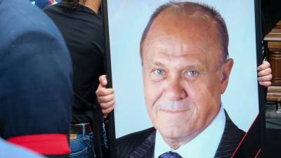 Владимир Меньшов - Открытый гроб умершего от последствий коронавируса Владимира Меньшова озадачил россиян - inforeactor.ru - Москва