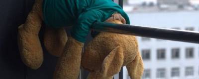 Казань: СК возбудил уголовное дело после смерти 7-летнего мальчика, выпавшего из окна - runews24.ru - Казань