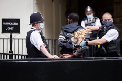 Полицейский ранен при нападении у здания парламента - rbnews.uk