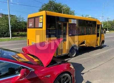 В Киеве Tesla протаранила маршрутку (ВИДЕО) - enovosty.com - Киев