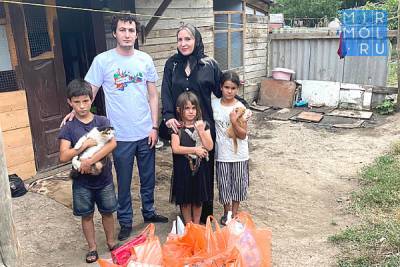 Активисты «Молодой Гвардии Единой России» в Хасавюрте поздравили многодетную семью с праздником - mirmol.ru - Россия - Хасавюрт