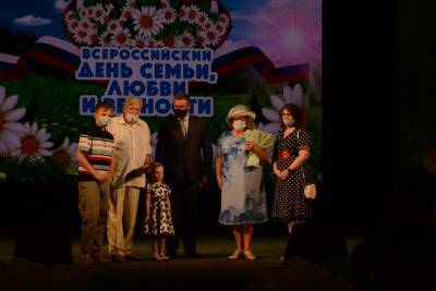 Юрий Гагарин - Николай Любимов - В Рязани наградили семьи, прожившие в браке много лет - 7info.ru - Рязанская обл. - Рязань