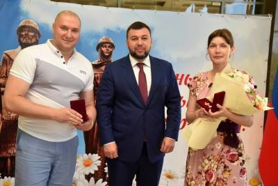 Дмитрий Иванов - Денис Пушилин - Пушилин вручил госнаграды пяти семьям, воспитывающим в общей сложности 33 ребенка - novosti-dny.com - ДНР - Донецк