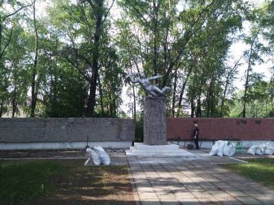 СЛДК начал реконструкцию мемориала погибшим в годы Великой Отечественной войны сотрудникам лесозавода - komiinform.ru - Сыктывкар