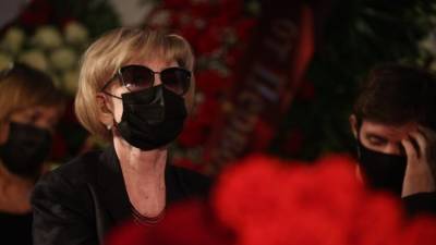 Алентова расплакалась на похоронах Меньшова - newizv.ru