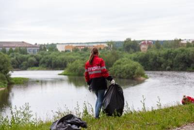 Заводчане "ЛУКОЙЛ-УНП" очистили от мусора два километра береговой линии реки Ухта - komiinform.ru - Россия - респ. Коми