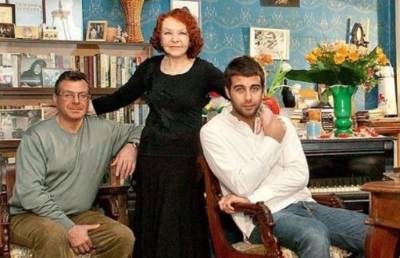 Иван Ургант - Нина Ургант - Не выходит из дома и почти не встает с кровати: Ургант в критическом состоянии - pupolita.ru - Санкт-Петербург
