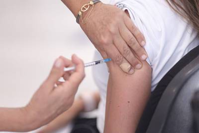 У привившихся вакциной Pfizer женщин начала расти грудь - lenta.ru - Норвегия - Осло
