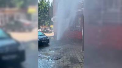 Мощный 10-метровый фонтан забил из-под земли в Воронеже - vestivrn.ru - Воронеж