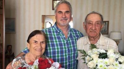 Константин Меладзе - Валерий Меладзе - Аферисты развели пожилых родителей братьев Меладзе на 300 тысяч рублей - 5-tv.ru