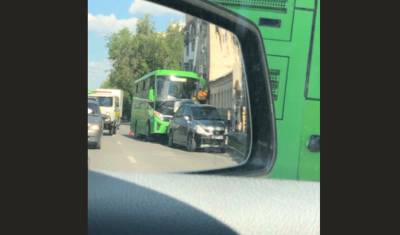 В Тюмени на Мельникайте автобус въехал в легковой автомобиль - nashgorod.ru - Тюмень