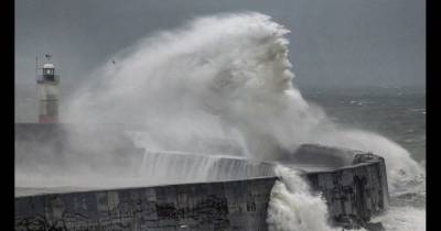 Фотограф запечатлил образ бога морей во время шторма в Великобритании - focus.ua - Украина - Англия - Великобритания