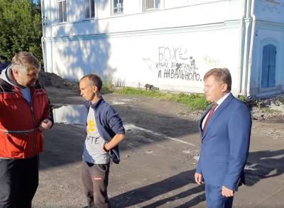 Владислав Постников - На Урале мэр дал интервью на фоне надписи «Боже, храни андеграунд и Навального» - znak.com - Свердловская обл.