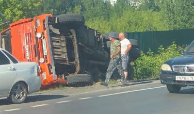 В Тюмени грузовик КАМАЗ угодил в кювет при перестроении - nashgorod.ru - Тюмень - Камаз