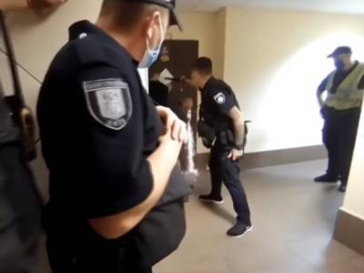 Андрей Крищенко - Полицейский закрывал глазок, пока резали дверь, затем раздался выстрел. СМИ опубликовали видео конфликта из-за киевской квартиры - gordonua.com - Украина - Киев