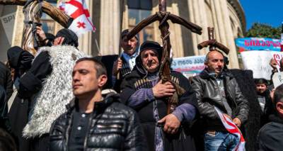 У здания парламента в Тбилиси снова акция: участники защищают крест - sputnik-georgia.ru - Грузия - Тбилиси