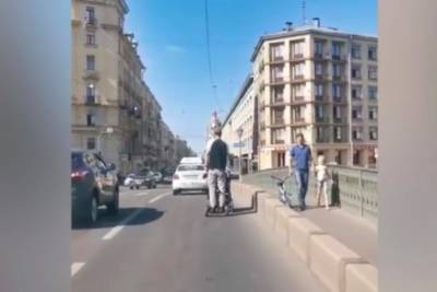 В Питере отец на гироскутере вез коляску с малышом по проезжей части - rupor.info - Санкт-Петербург