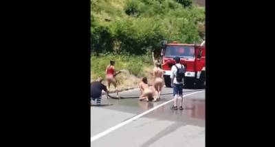 Трех голых украинок задержали в на дороге в Черногории (видео) - lenta.ua - Украина - Черногория