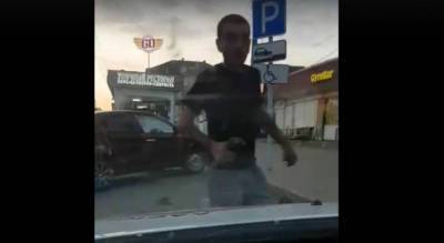 Молотком пробили ногу и разнесли авто: в Ярославле двое парней напали на таксиста - progorod76.ru - Ярославская обл. - Ярославль