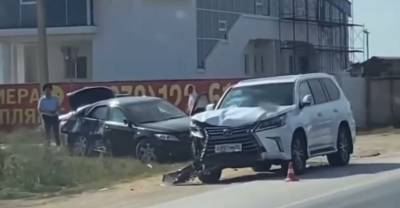Lexus - В Крыму бизнесмен на "лексусе" протаранил легковушку с женщиной и ребёнком - reendex.ru - Москва - Крым