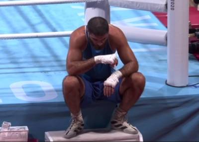 Французский боксер просидел час на ринге в знак протеста против дисквалификации - nakanune.ru - Москва - Англия - Франция - Азербайджан