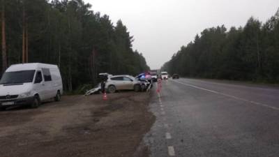 Двое погибших, трое пострадавших: пьяная женщина врезалась в дерево - vesti.ru - Екатеринбург - Тюмень - Свердловская обл.