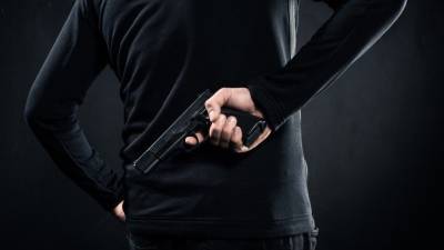 Пьяный петербуржец открыл стрельбу в очереди за продуктами и попал на видео - 5-tv.ru - Санкт-Петербург