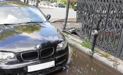 "Столб, дерево и забор". В Тюмени водитель BMW разбил свой автомобиль, пытаясь обогнать Toyota - news.megatyumen.ru - Тюмень - Тюменская обл.