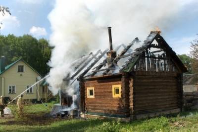 В первый день августа четыре пожарных тушили жилой дом под Плюссой - mk-pskov.ru - Россия - Псковская обл. - Псков