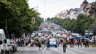 В Берлине проходит многолюдная акция протеста против коронавирусных ограничений: полиция применила водометы - unn.com.ua - Украина - Киев - Германия - Берлин