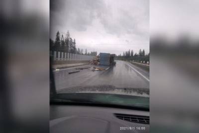 Питер Онлайн - Груженный мусоровоз прилег на трассе под Петербургом, перегородив движение - spb.mk.ru - Санкт-Петербург