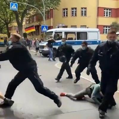 Полиция Берлина провела 500 задержаний на незаконных акциях ковид-диссидентов - radiomayak.ru - Берлин
